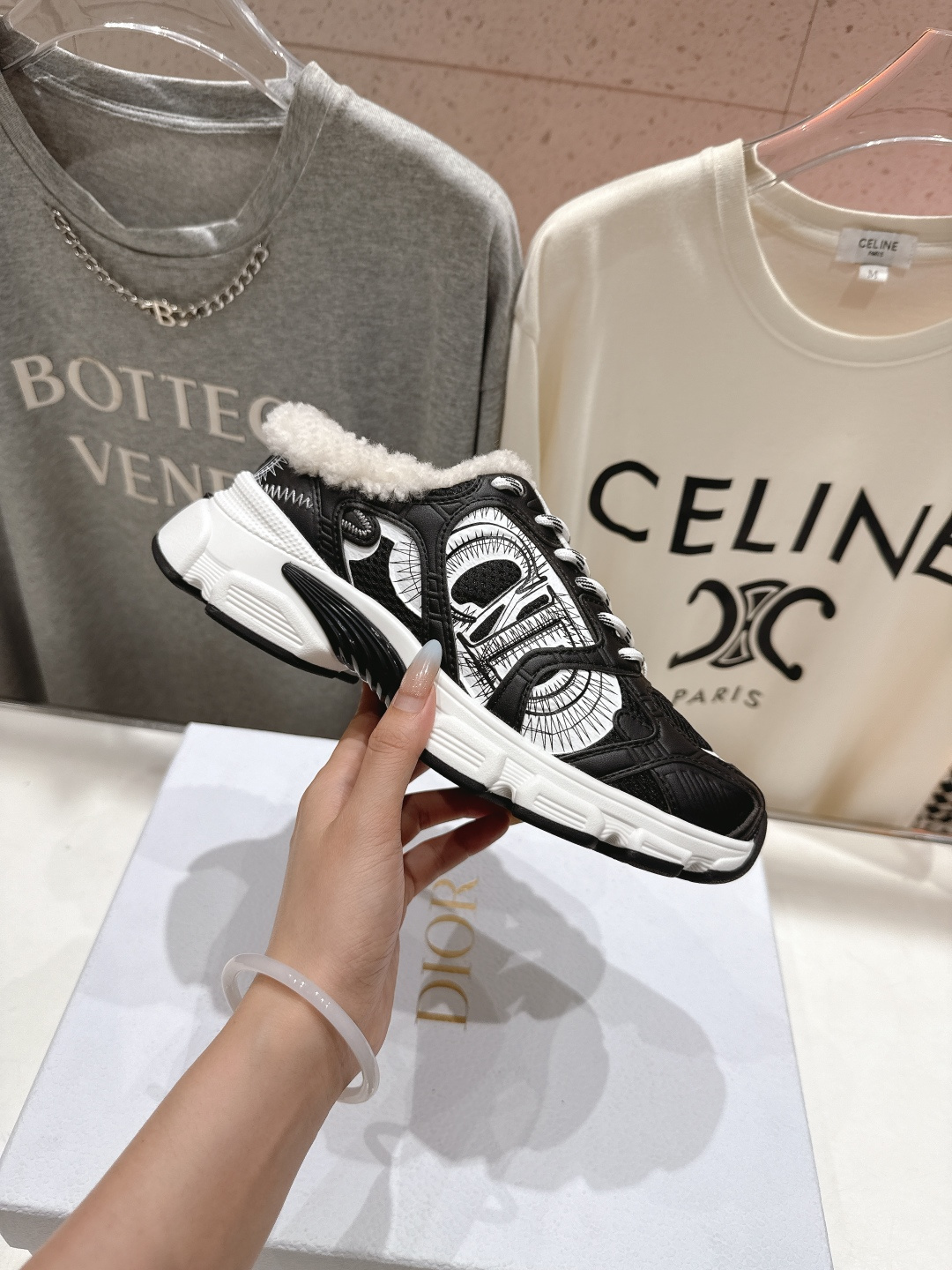 市场高版本 毛里 Dior*迪奥D家2025ss秋冬新款加毛半拖款式休闲运动鞋，融入d家高定精神诠释经典