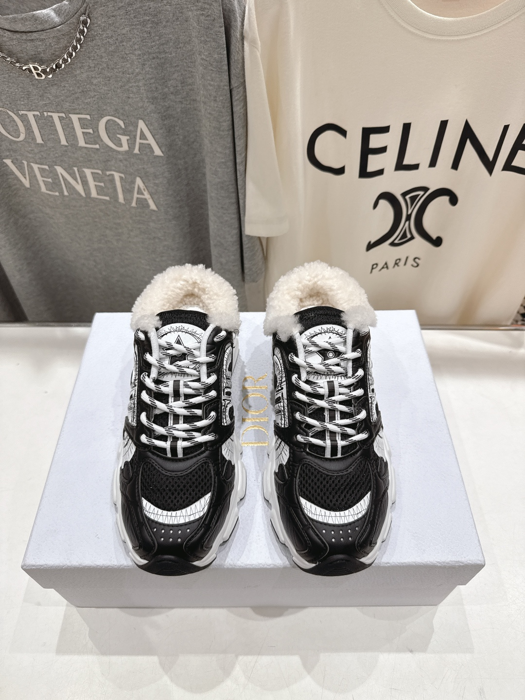 市场高版本 毛里 Dior*迪奥D家2025ss秋冬新款加毛半拖款式休闲运动鞋，融入d家高定精神诠释经典