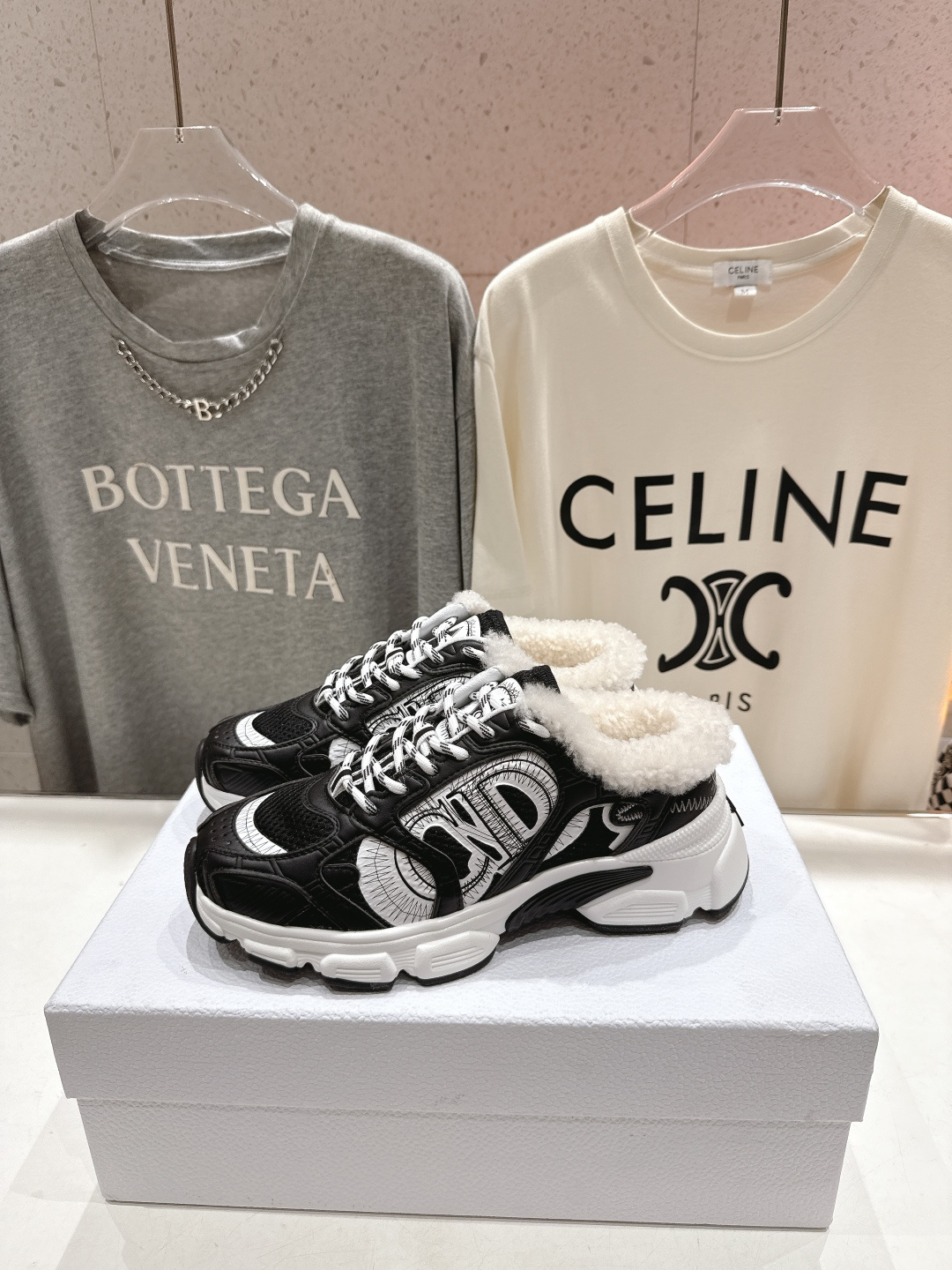 市场高版本 毛里 Dior*迪奥D家2025ss秋冬新款加毛半拖款式休闲运动鞋，融入d家高定精神诠释经典