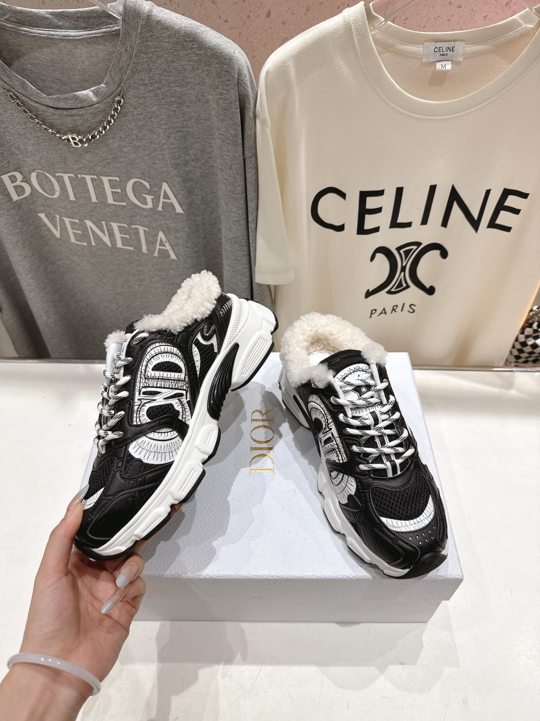 市场高版本 毛里 Dior*迪奥D家2025ss秋冬新款加毛半拖款式休闲运动鞋，融入d家高定精神诠释经典