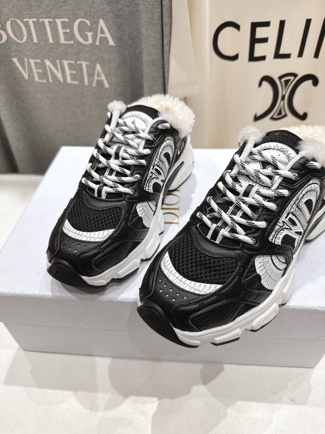 市场高版本 毛里 Dior*迪奥D家2025ss秋冬新款加毛半拖款式休闲运动鞋，融入d家高定精神诠释经典