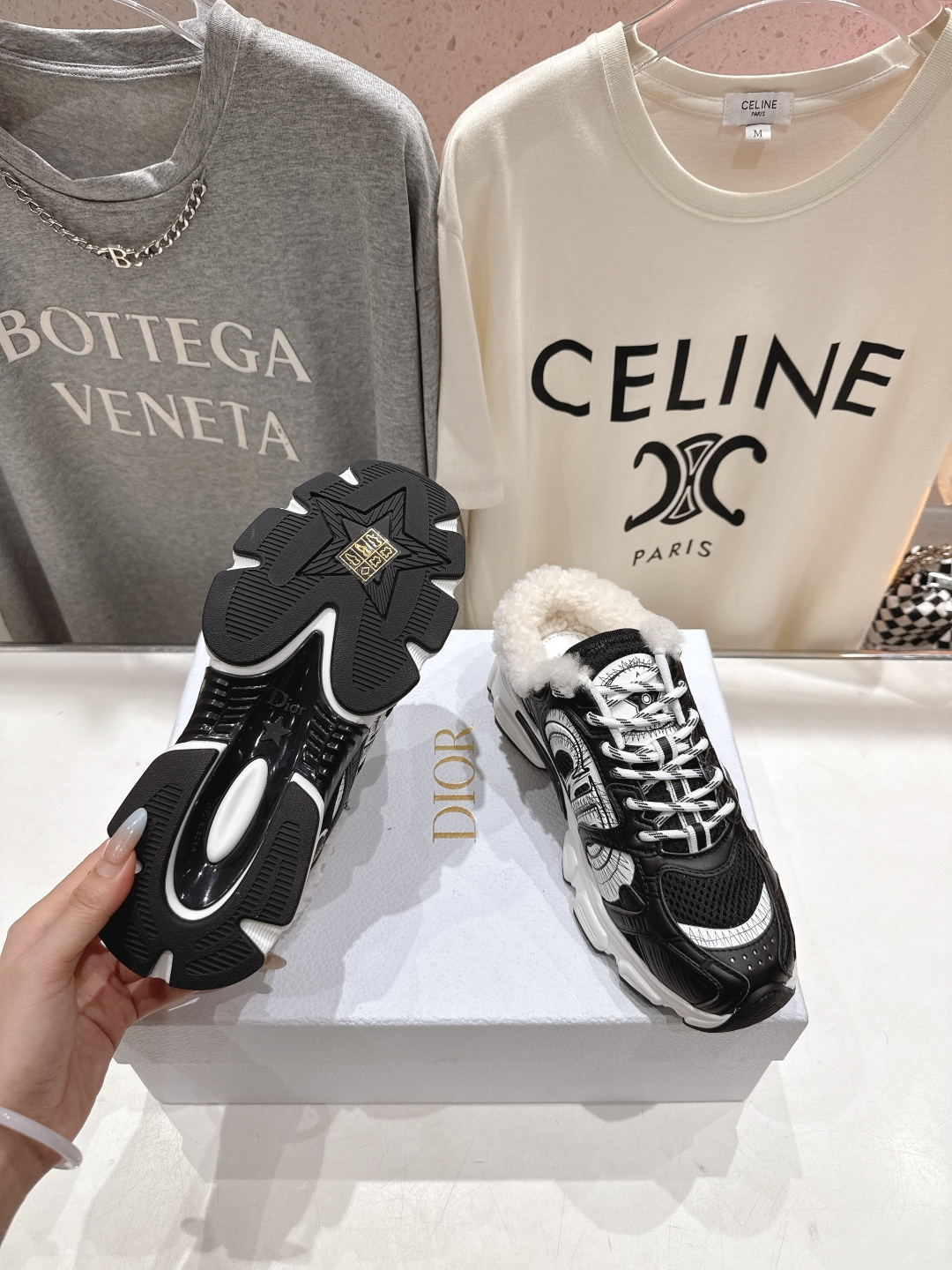 市场高版本 毛里 Dior*迪奥D家2025ss秋冬新款加毛半拖款式休闲运动鞋，融入d家高定精神诠释经典