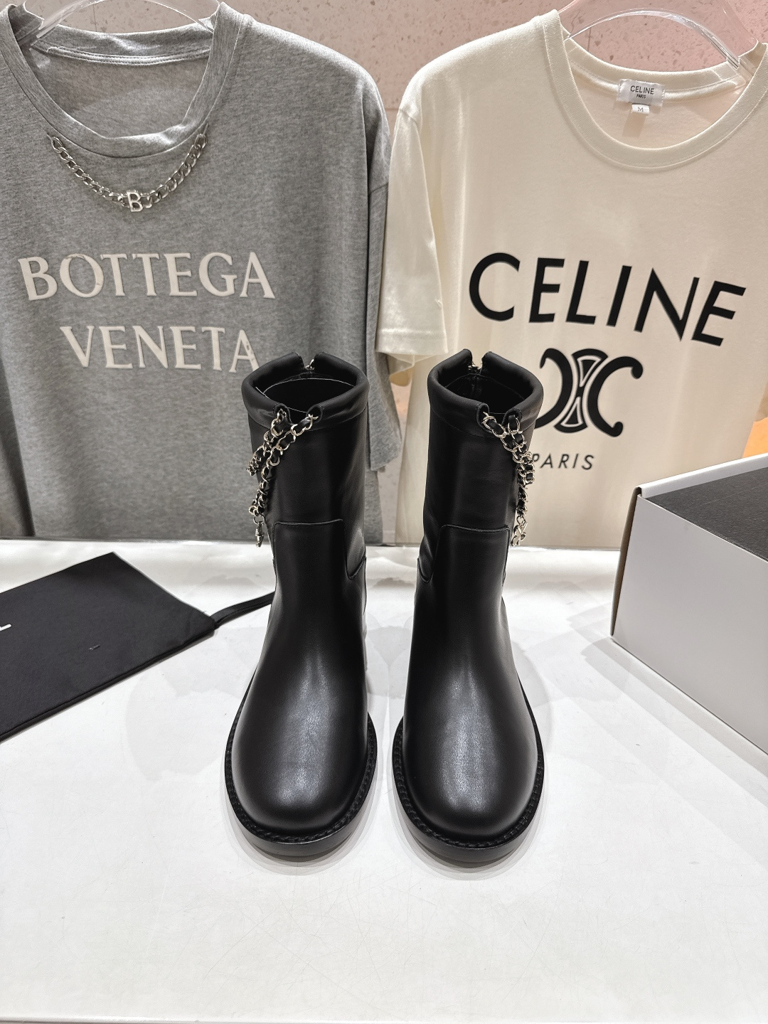 NO:577148,High version leather Chanel/Chanel F028 Xiaoxiang 2025ss autumn and winter new Chelsea handsome short boots mid-calf Martin boots, original disassembly and accurate copy, top quality!  Super cool, the shoe shape is three-dimensional and handsome, and the stitching and details are exquisite and perfect!  The upper is made of top-grade calfskin and has a sheepskin lining. It is unimaginably soft and the boot has no sense of restraint!  Original outsole, high-end and high-end!  A piece that combines handsome looks with high comfort!  Exclusive top version, size 35-40 (40 customized), boots, chanel, chanel, boots, cowhide, sheepskin19860909高版本 皮面 Chanel/香奈儿F028 小香2025ss秋冬新款切尔西帅气短靴中筒靴马丁靴,原版拆卸精准拷贝,顶级精品！超飒呀 鞋型立体帅气,车线和细节精致完美！ 鞋面甄选顶级头层小牛皮鞋面,羊皮内里,柔软得无法想象,靴筒毫无束缚感！ 原版大底,高端上档次！ 兼具帅气外观和超高舒适度的单品！ 独家顶级版本 码数35-40（40订做）,靴子,chanel,chanel,boots,cowhide,sheepskin,Women's Shoes