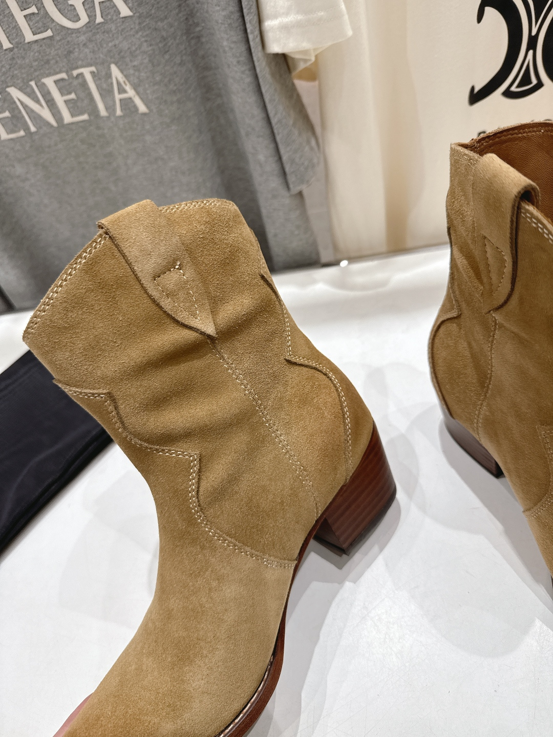 高版本出厂 Celine*赛琳F032 2025ss秋冬专柜新款英伦风复古高跟短靴骑士靴集现代、传统与酷