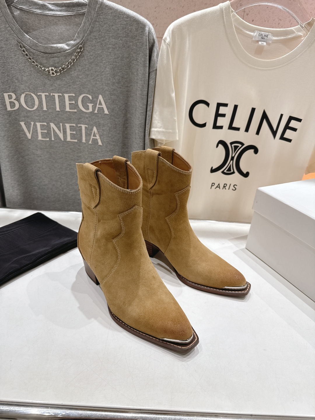 高版本出厂 Celine*赛琳F032 2025ss秋冬专柜新款英伦风复古高跟短靴骑士靴集现代、传统与酷