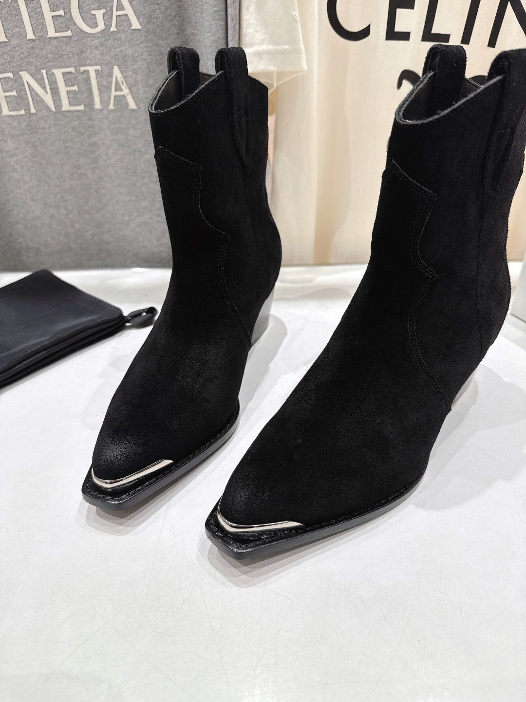 高版本出厂 Celine*赛琳F032 2025ss秋冬专柜新款英伦风复古高跟短靴骑士靴集现代、传统与酷