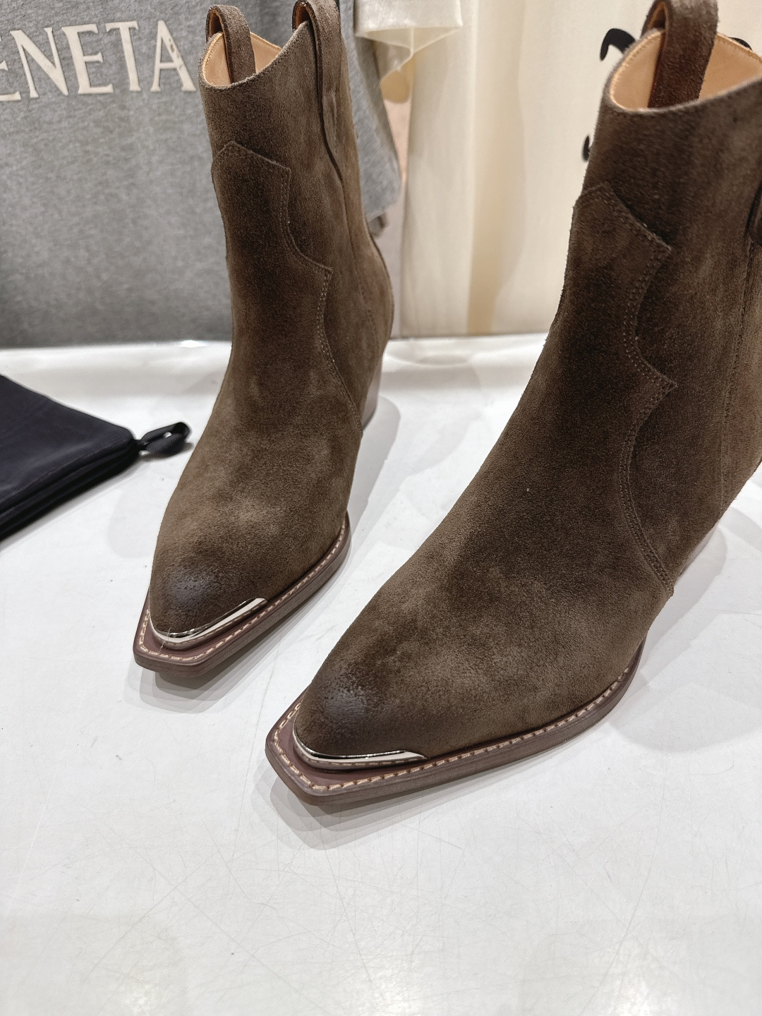 高版本出厂 Celine*赛琳F032 2025ss秋冬专柜新款英伦风复古高跟短靴骑士靴集现代、传统与酷