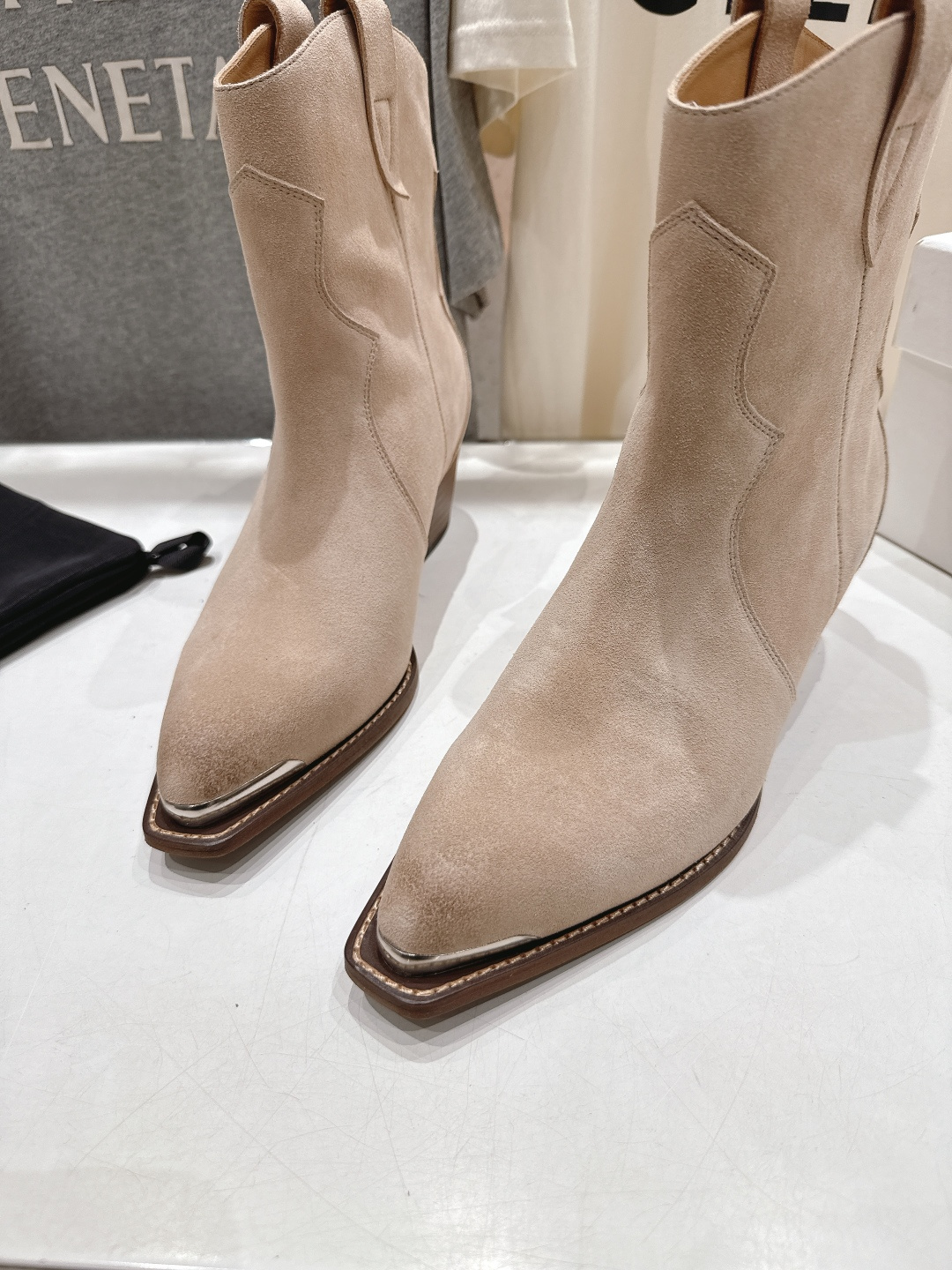 高版本出厂 Celine*赛琳F032 2025ss秋冬专柜新款英伦风复古高跟短靴骑士靴集现代、传统与酷