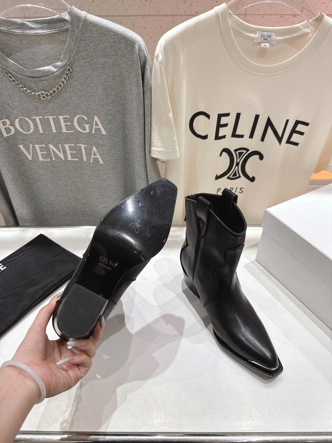 高版本出厂 Celine*赛琳F032 2025ss秋冬专柜新款英伦风复古高跟短靴骑士靴集现代、传统与酷