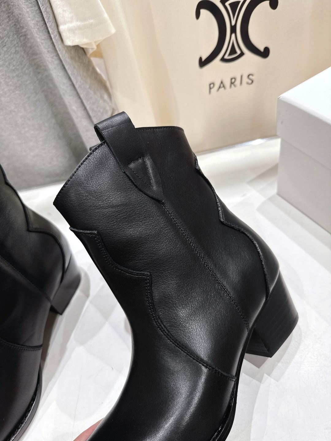 高版本出厂 Celine*赛琳F032 2025ss秋冬专柜新款英伦风复古高跟短靴骑士靴集现代、传统与酷