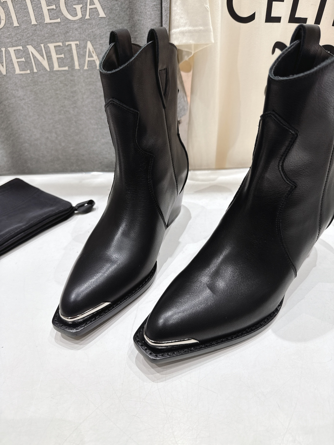 高版本出厂 Celine*赛琳F032 2025ss秋冬专柜新款英伦风复古高跟短靴骑士靴集现代、传统与酷