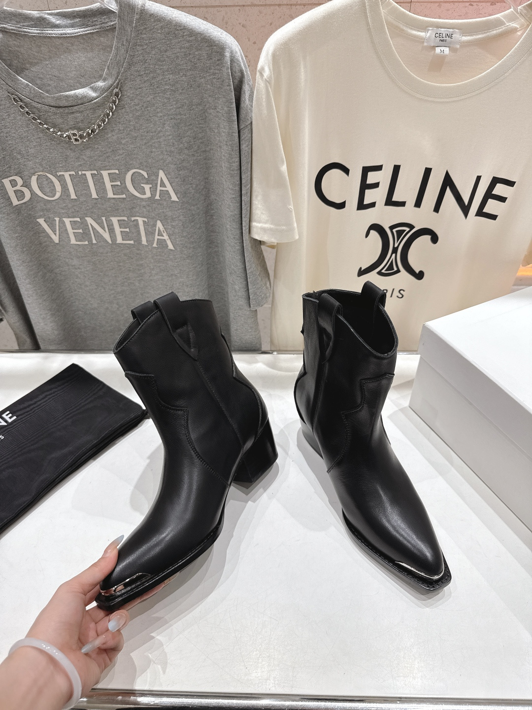 高版本出厂 Celine*赛琳F032 2025ss秋冬专柜新款英伦风复古高跟短靴骑士靴集现代、传统与酷