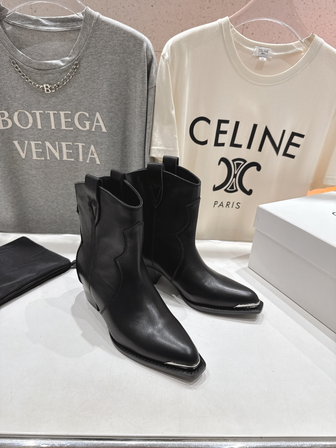 高版本出厂 Celine*赛琳F032 2025ss秋冬专柜新款英伦风复古高跟短靴骑士靴集现代、传统与酷