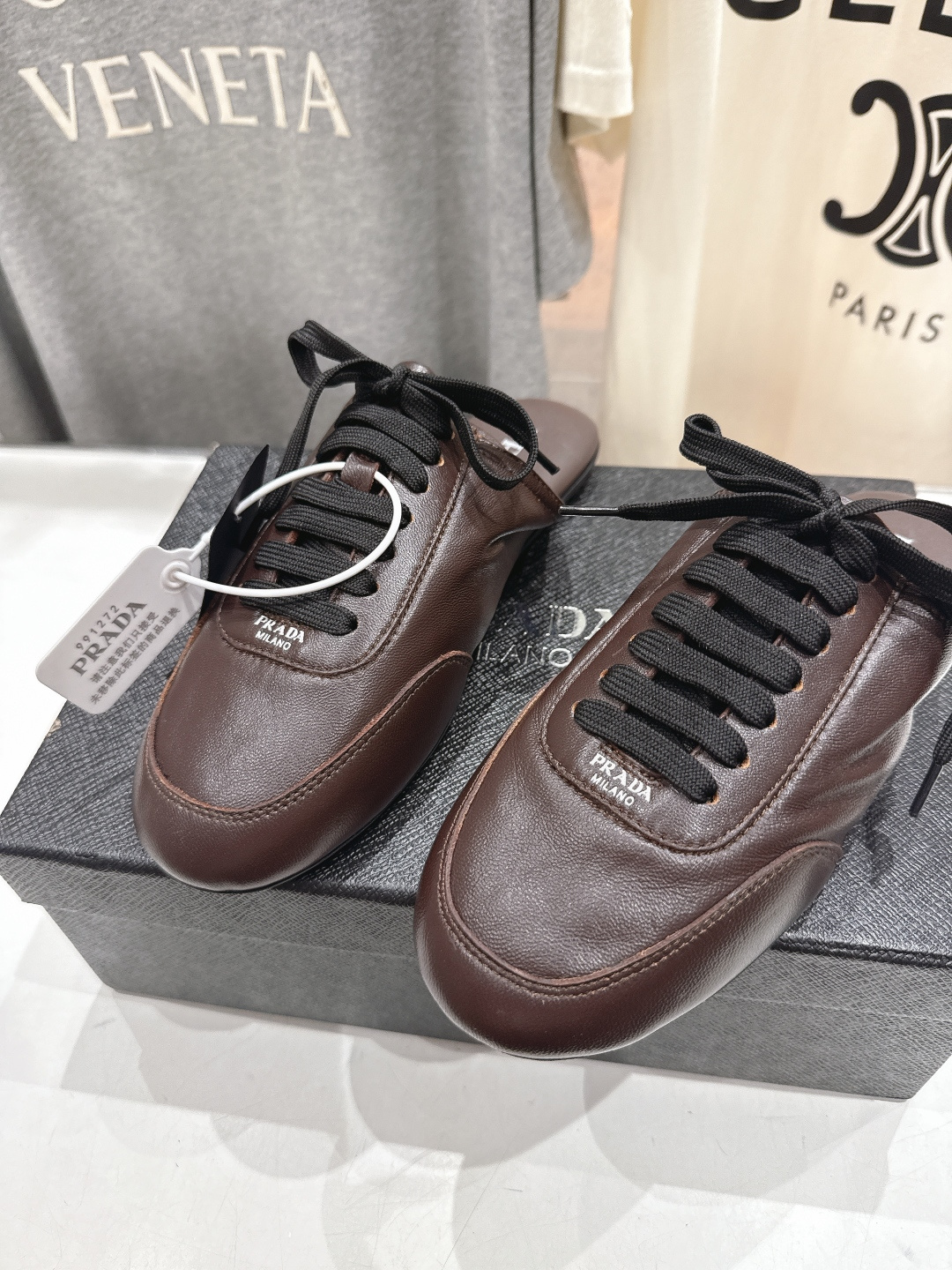 高版本出厂 Prada*普拉达P家F029 25ssfw～new新款系带半拖款玛丽珍休闲鞋芭蕾舞鞋，低调