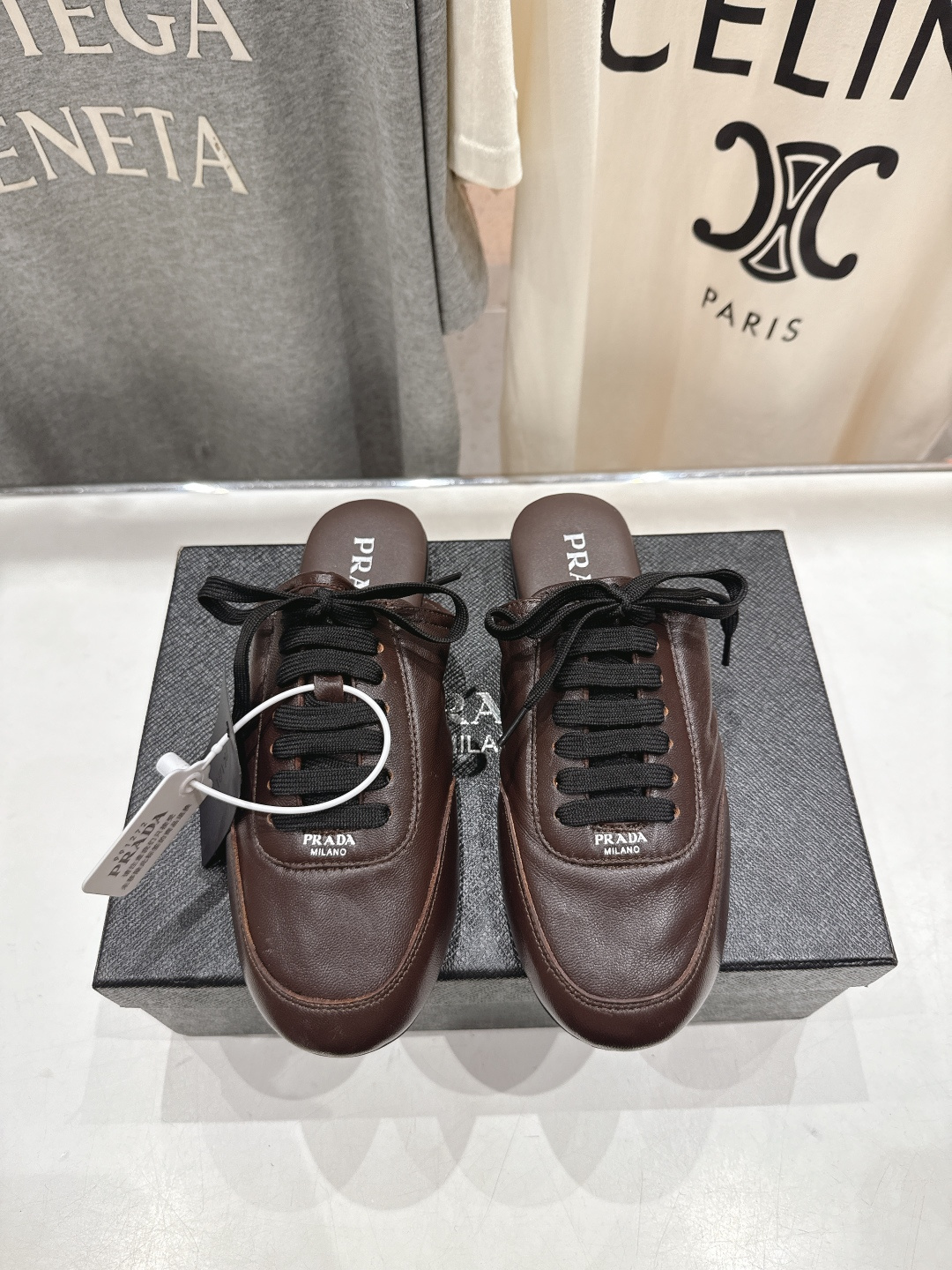 NO:577012,High version Prada*Prada P home F029 25ssfw～new new lace-up half-mug Mary Jane casual shoes ballet shoes, low-key luxury slip-ons, the best choice for the rich!  The soft rubber sole is known as the feeling of stepping on clouds ~ 100% comfort. The delicate sheepskin upper has a full wrapping feel, soft and textured!  Full of high-end feel!  Upper, imported super soft sheepskin, foot pads, imported sheepskin, sole, original molded TPU outsole, Size 35-39 (40.41 customized, non-returnable), half slippers, prada, prada, mary jane, sheepskin19860909高版本  Prada*普拉达P家F029 25ssfw～new新款系带半拖款玛丽珍休闲鞋芭蕾舞鞋,低调奢华懒人鞋,富人的不二选择！ 软胶底素有踩云感之称～舒适度百分百 细腻羊皮鞋面,鞋型包裹感十足,柔和而有质感！高级感满满！ 鞋面 进口超软羊皮 垫脚 进口羊皮 鞋底 原版开模TPU大底 Size 35-39（40.41定制不退换）,半拖单鞋,prada,prada,mary jane,sheepskin,Women's Shoes