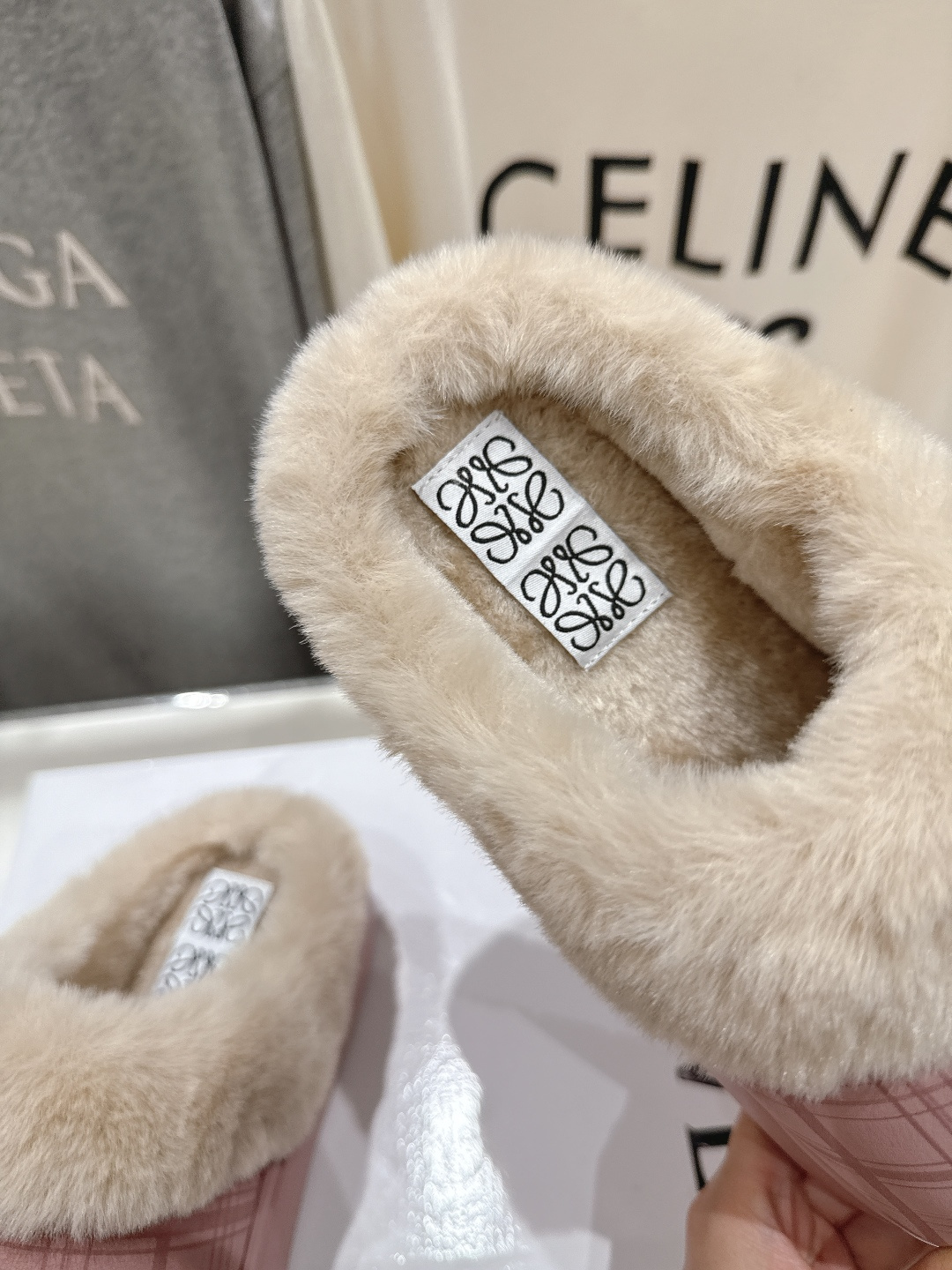 高版本出厂 Loewe/罗意威F036 2025ss秋冬火爆新款 超有辨识度的可爱毛毛拖鞋，简约的时尚设