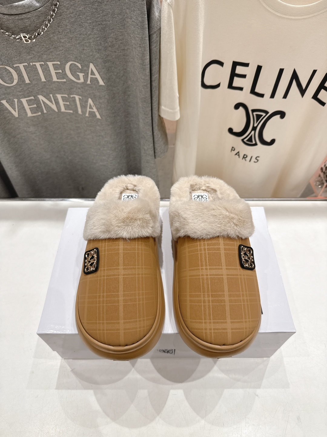 高版本出厂 Loewe/罗意威F036 2025ss秋冬火爆新款 超有辨识度的可爱毛毛拖鞋，简约的时尚设