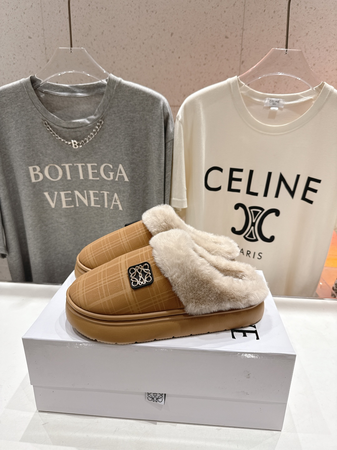 高版本出厂 Loewe/罗意威F036 2025ss秋冬火爆新款 超有辨识度的可爱毛毛拖鞋，简约的时尚设