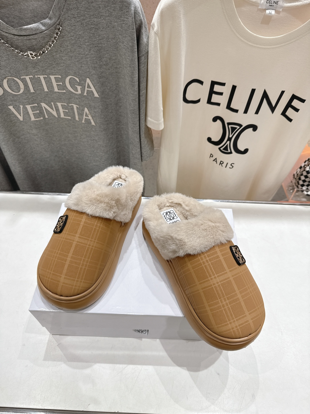 高版本出厂 Loewe/罗意威F036 2025ss秋冬火爆新款 超有辨识度的可爱毛毛拖鞋，简约的时尚设