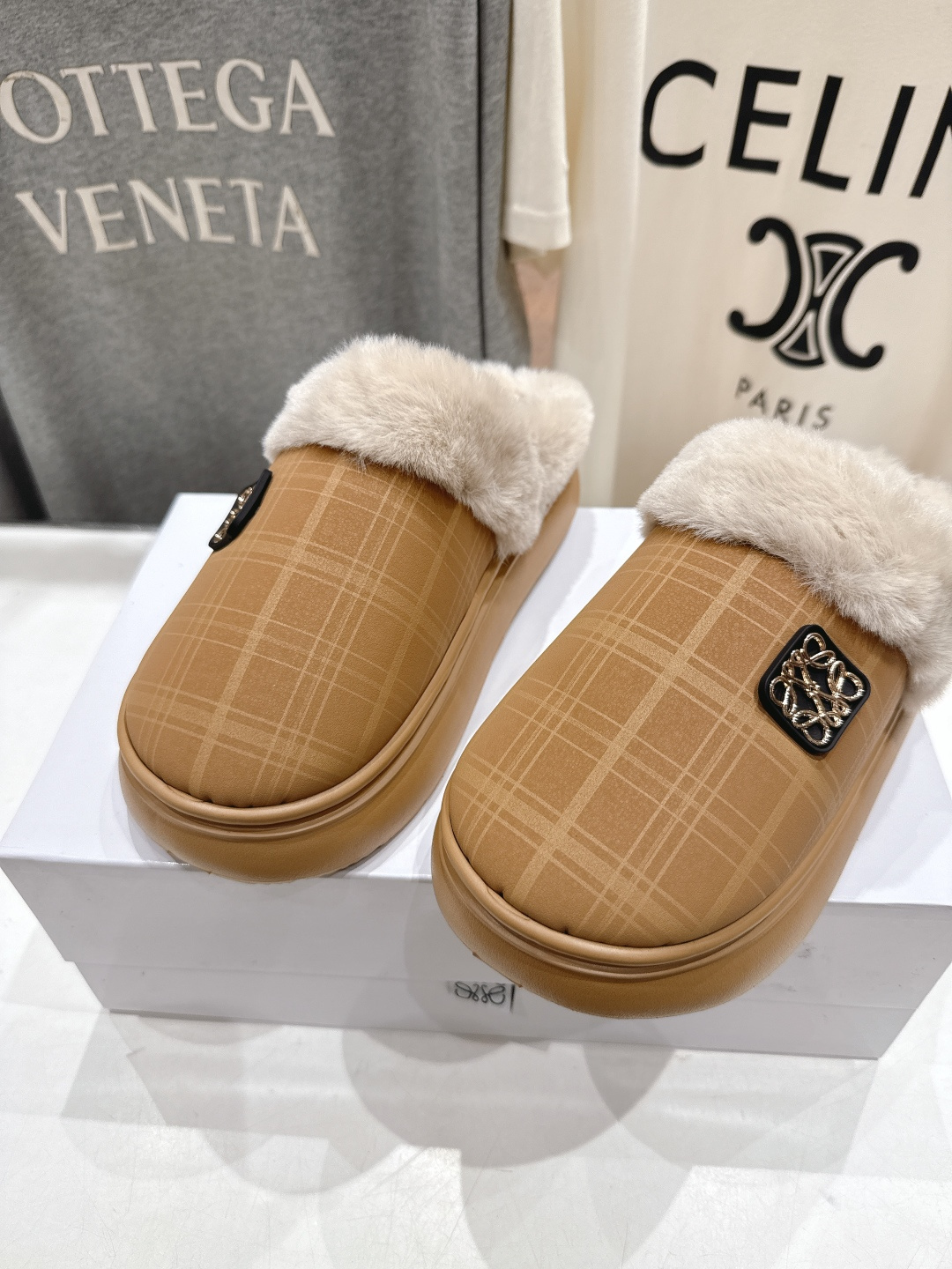 高版本出厂 Loewe/罗意威F036 2025ss秋冬火爆新款 超有辨识度的可爱毛毛拖鞋，简约的时尚设