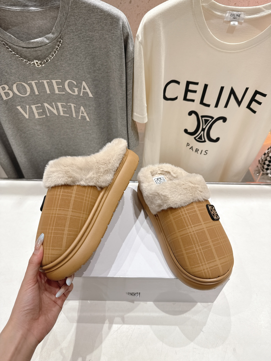 高版本出厂 Loewe/罗意威F036 2025ss秋冬火爆新款 超有辨识度的可爱毛毛拖鞋，简约的时尚设