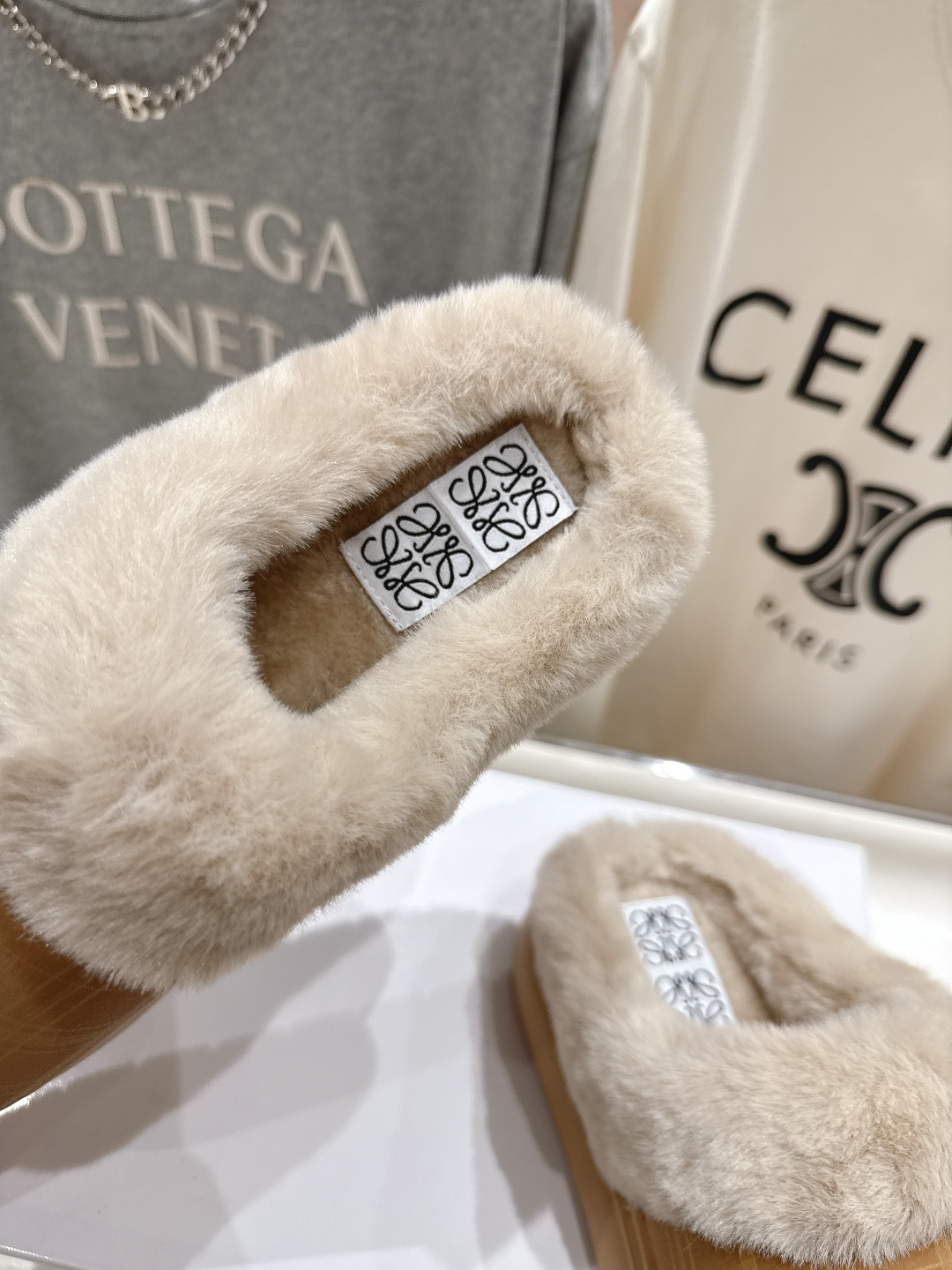 高版本出厂 Loewe/罗意威F036 2025ss秋冬火爆新款 超有辨识度的可爱毛毛拖鞋，简约的时尚设