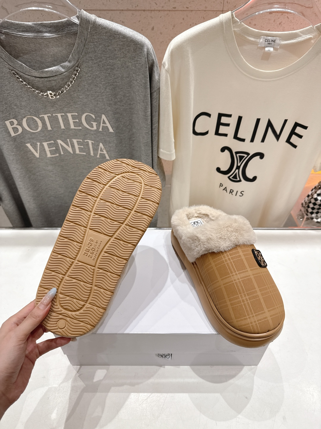 高版本出厂 Loewe/罗意威F036 2025ss秋冬火爆新款 超有辨识度的可爱毛毛拖鞋，简约的时尚设