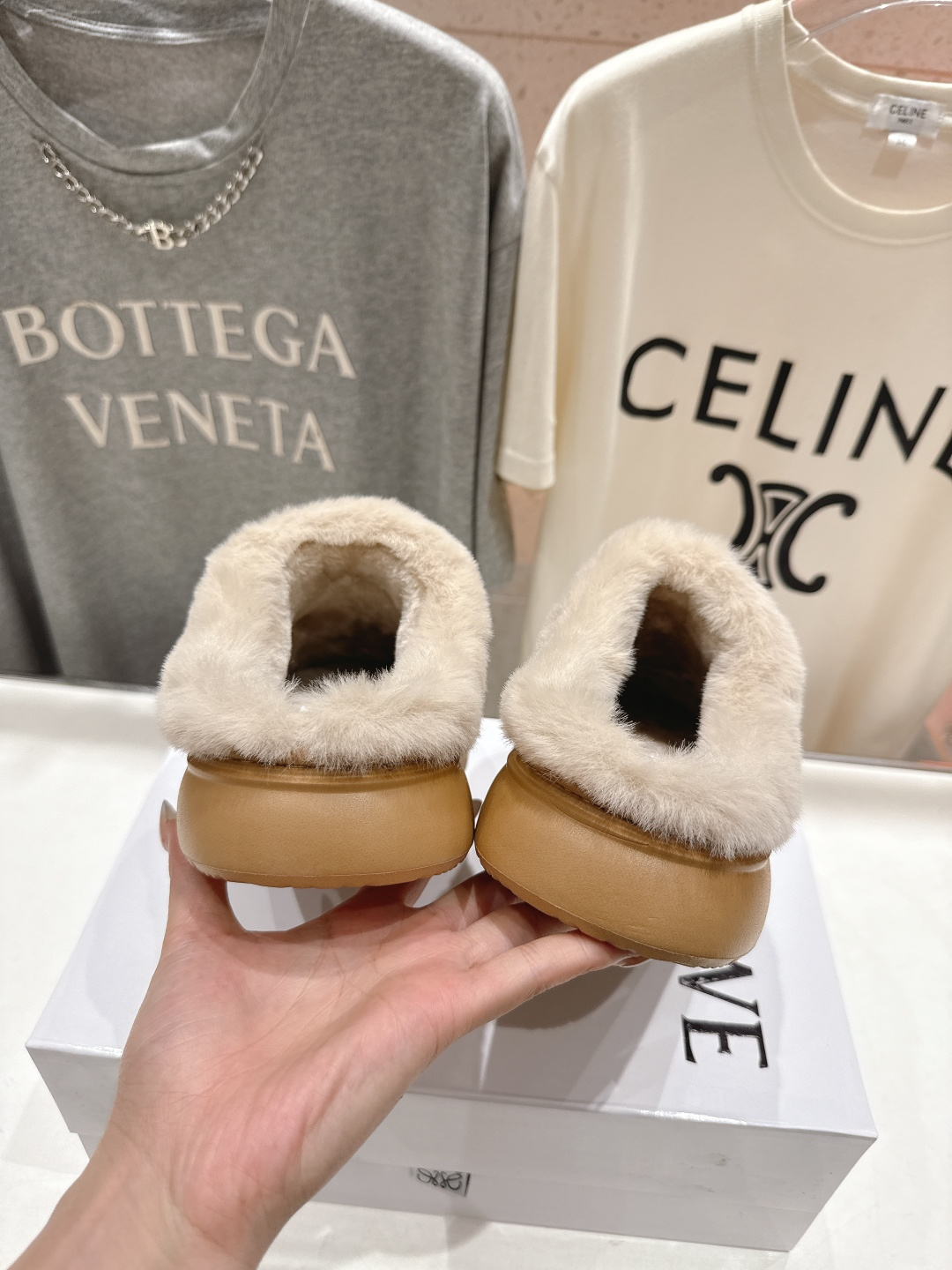 高版本出厂 Loewe/罗意威F036 2025ss秋冬火爆新款 超有辨识度的可爱毛毛拖鞋，简约的时尚设