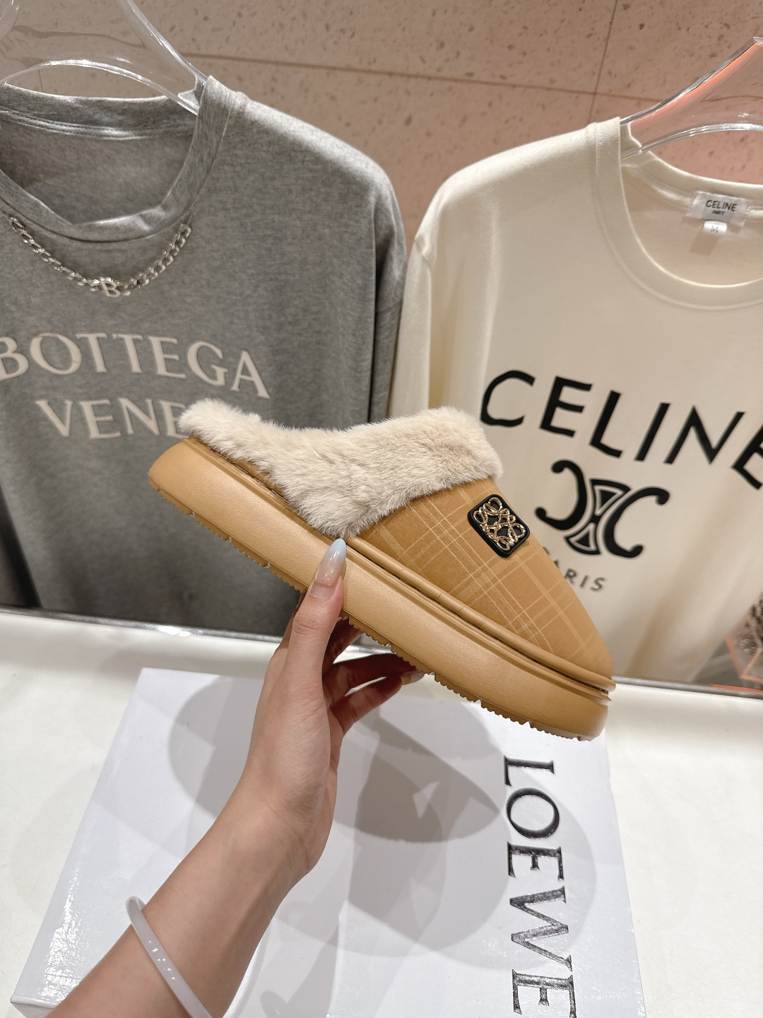 高版本出厂 Loewe/罗意威F036 2025ss秋冬火爆新款 超有辨识度的可爱毛毛拖鞋，简约的时尚设