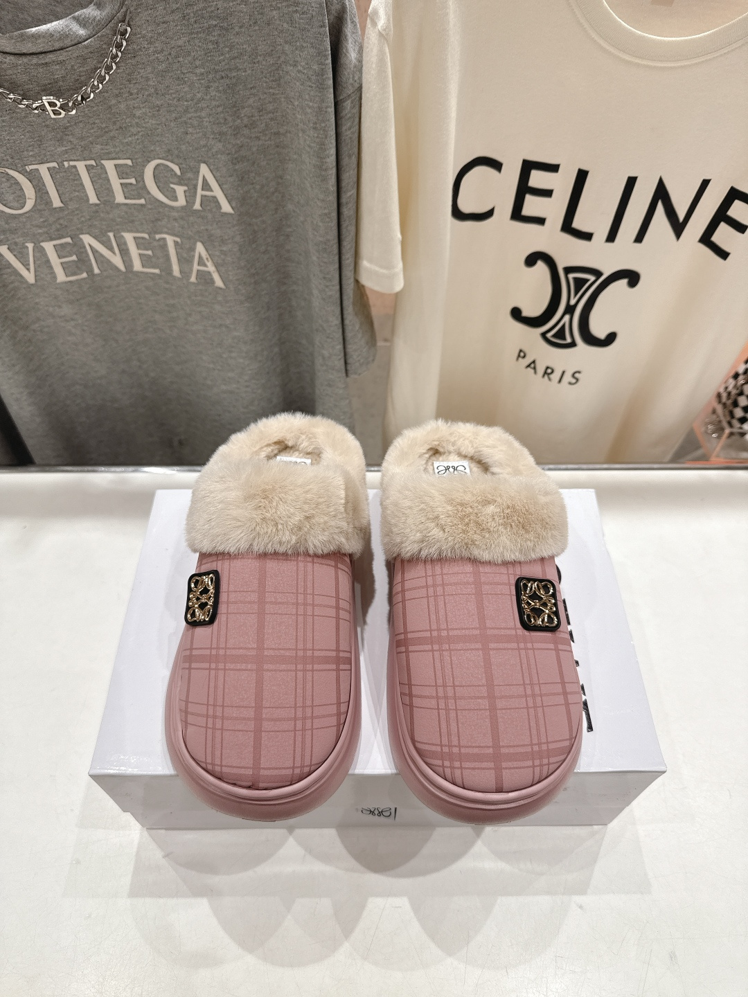 高版本出厂 Loewe/罗意威F036 2025ss秋冬火爆新款 超有辨识度的可爱毛毛拖鞋，简约的时尚设