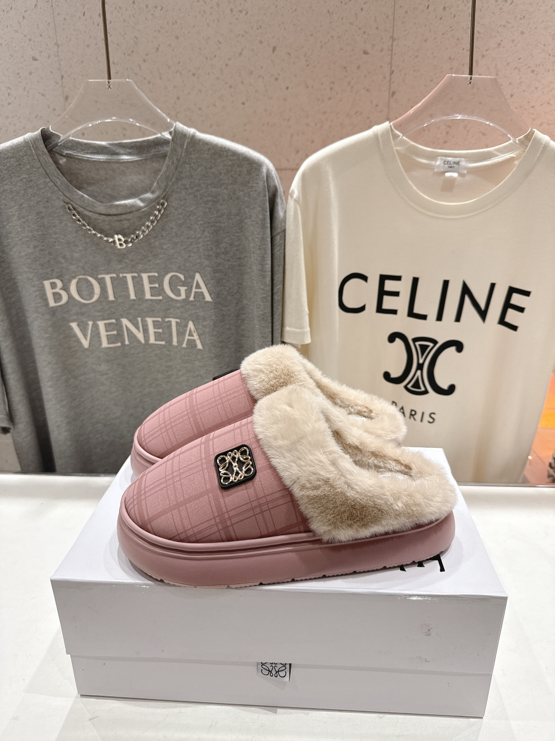 高版本出厂 Loewe/罗意威F036 2025ss秋冬火爆新款 超有辨识度的可爱毛毛拖鞋，简约的时尚设