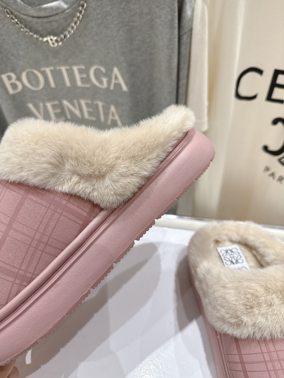 高版本出厂 Loewe/罗意威F036 2025ss秋冬火爆新款 超有辨识度的可爱毛毛拖鞋，简约的时尚设