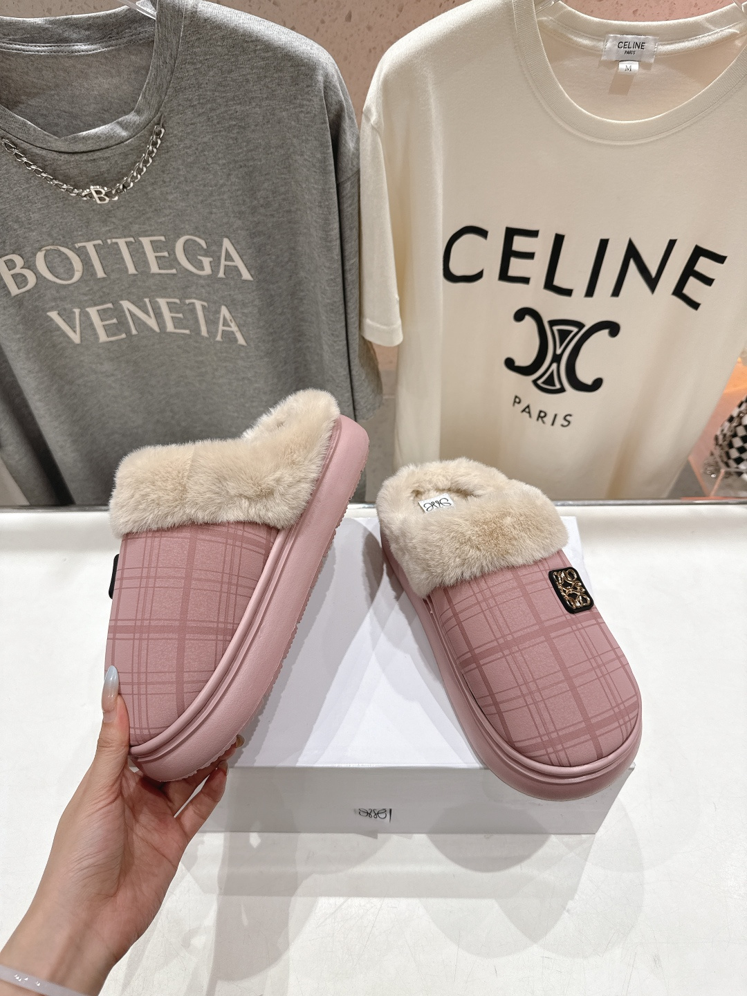 高版本出厂 Loewe/罗意威F036 2025ss秋冬火爆新款 超有辨识度的可爱毛毛拖鞋，简约的时尚设