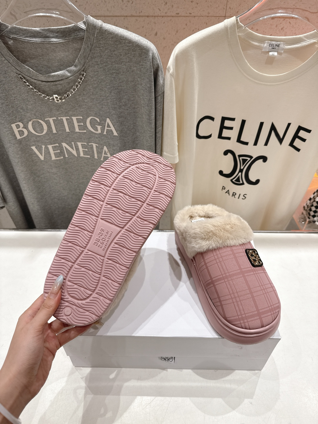 高版本出厂 Loewe/罗意威F036 2025ss秋冬火爆新款 超有辨识度的可爱毛毛拖鞋，简约的时尚设