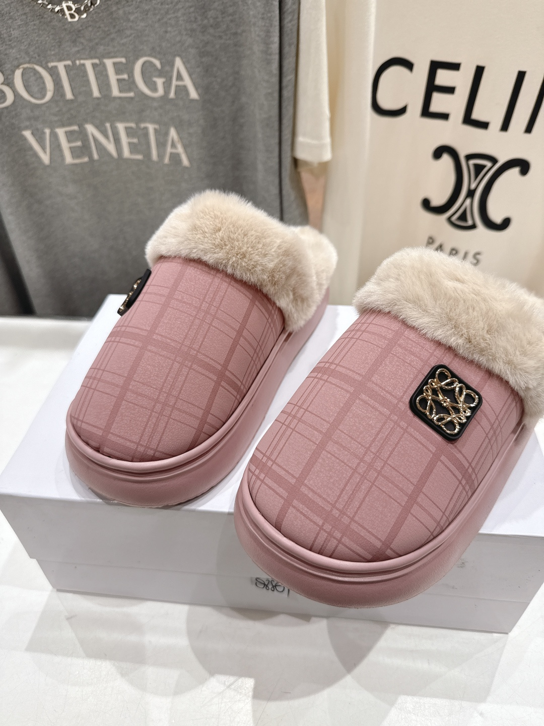 高版本出厂 Loewe/罗意威F036 2025ss秋冬火爆新款 超有辨识度的可爱毛毛拖鞋，简约的时尚设