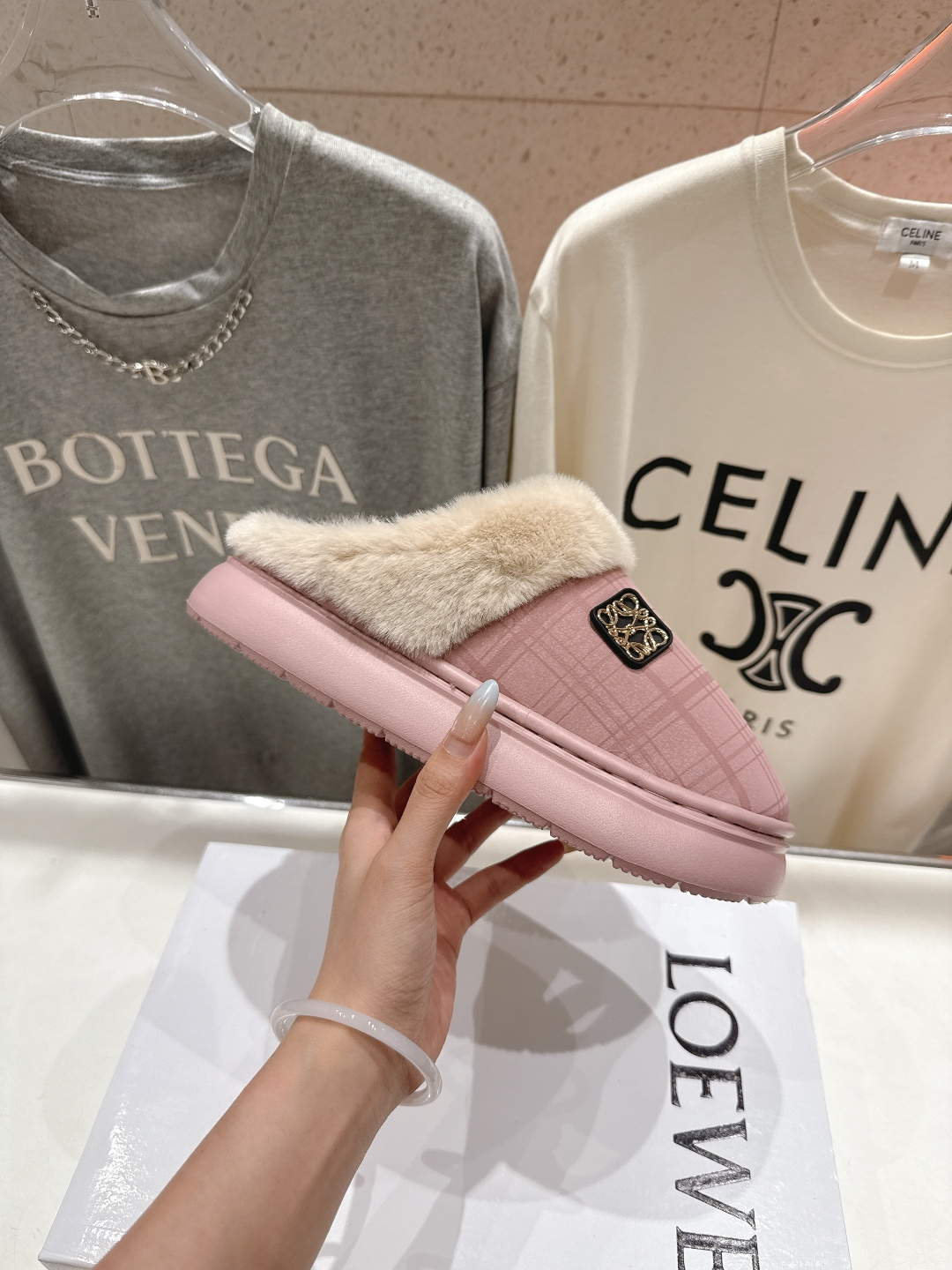 高版本出厂 Loewe/罗意威F036 2025ss秋冬火爆新款 超有辨识度的可爱毛毛拖鞋，简约的时尚设