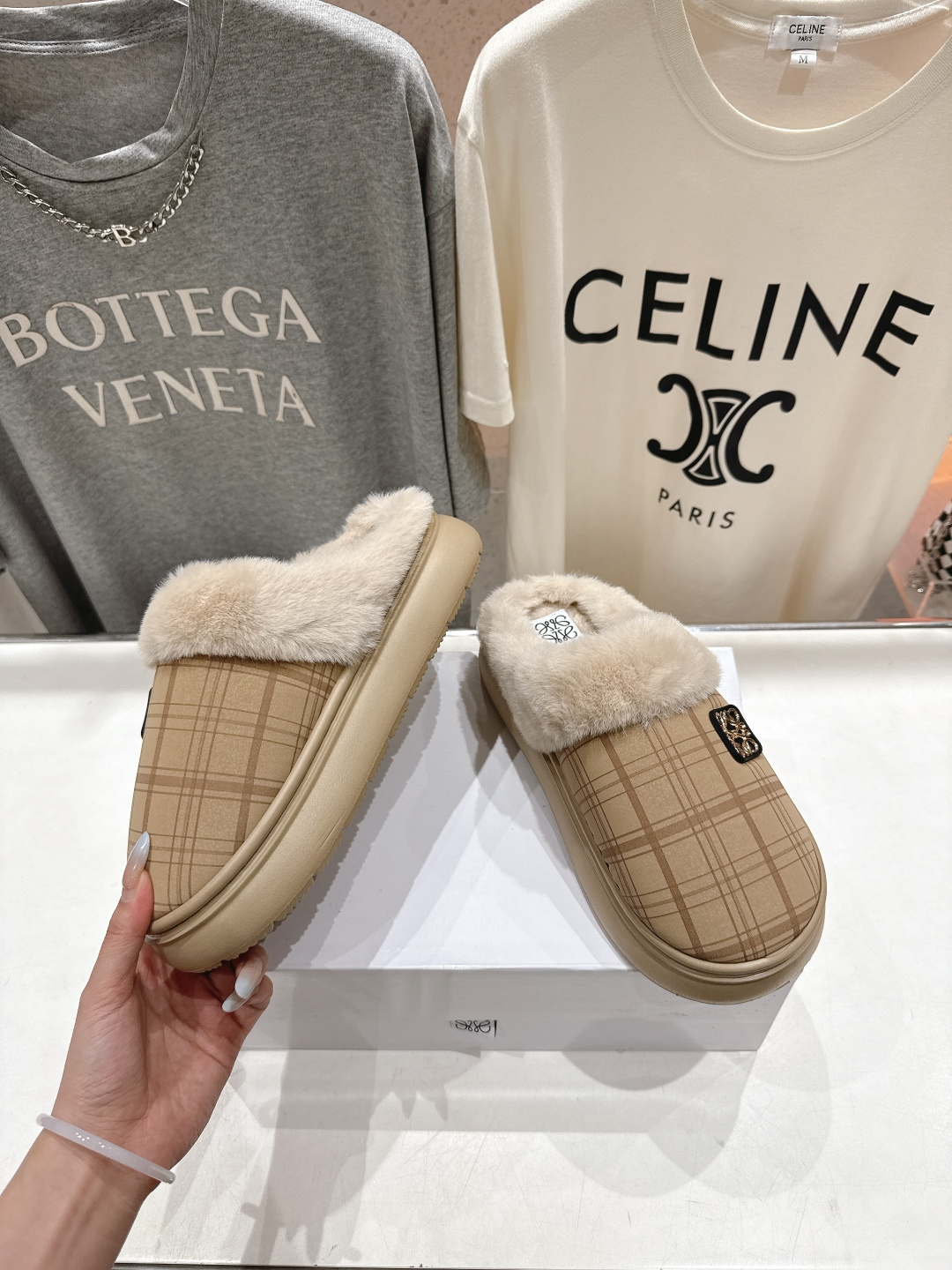 高版本出厂 Loewe/罗意威F036 2025ss秋冬火爆新款 超有辨识度的可爱毛毛拖鞋，简约的时尚设