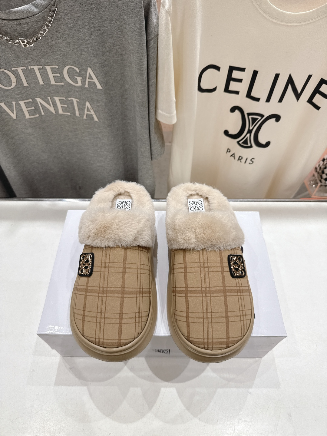 高版本出厂 Loewe/罗意威F036 2025ss秋冬火爆新款 超有辨识度的可爱毛毛拖鞋，简约的时尚设