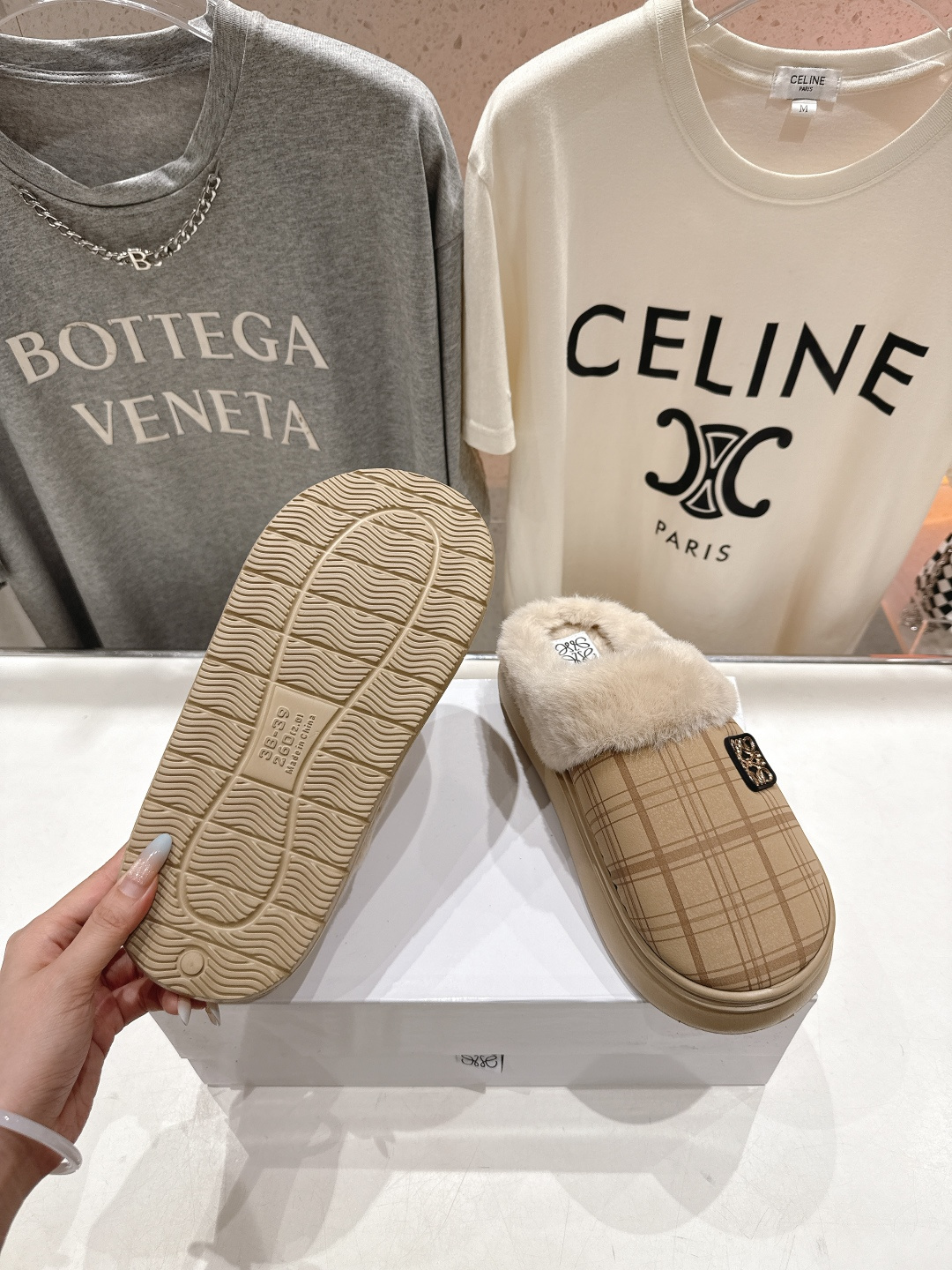 高版本出厂 Loewe/罗意威F036 2025ss秋冬火爆新款 超有辨识度的可爱毛毛拖鞋，简约的时尚设