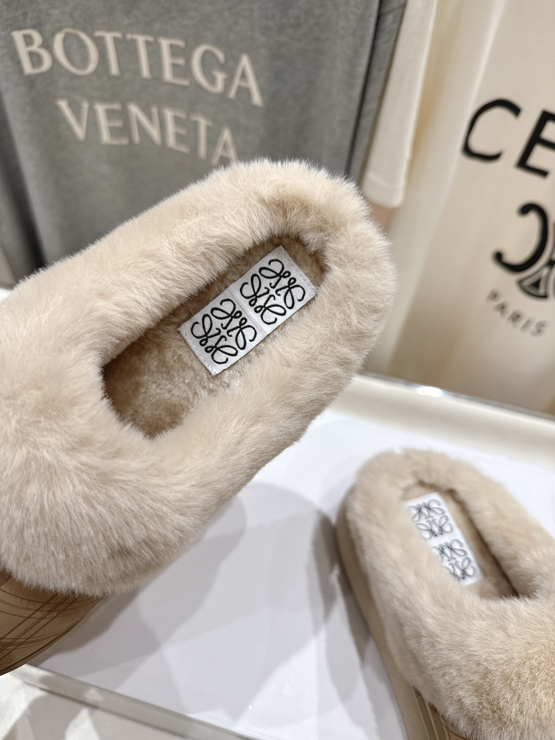 高版本出厂 Loewe/罗意威F036 2025ss秋冬火爆新款 超有辨识度的可爱毛毛拖鞋，简约的时尚设