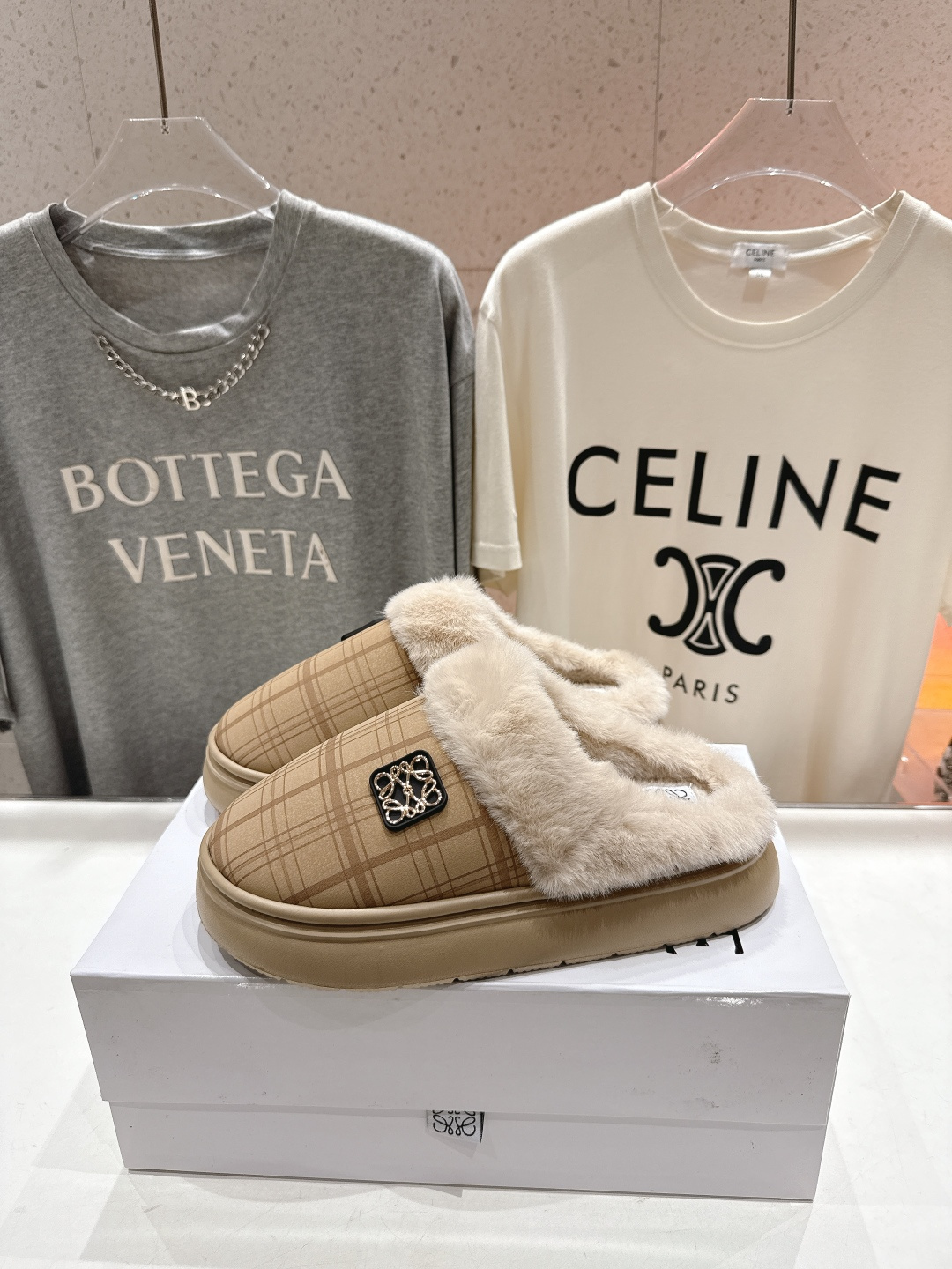 高版本出厂 Loewe/罗意威F036 2025ss秋冬火爆新款 超有辨识度的可爱毛毛拖鞋，简约的时尚设