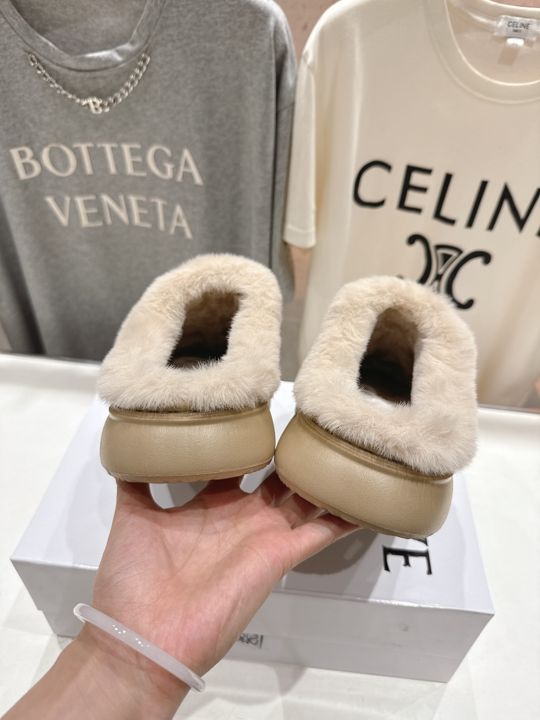 高版本出厂 Loewe/罗意威F036 2025ss秋冬火爆新款 超有辨识度的可爱毛毛拖鞋，简约的时尚设