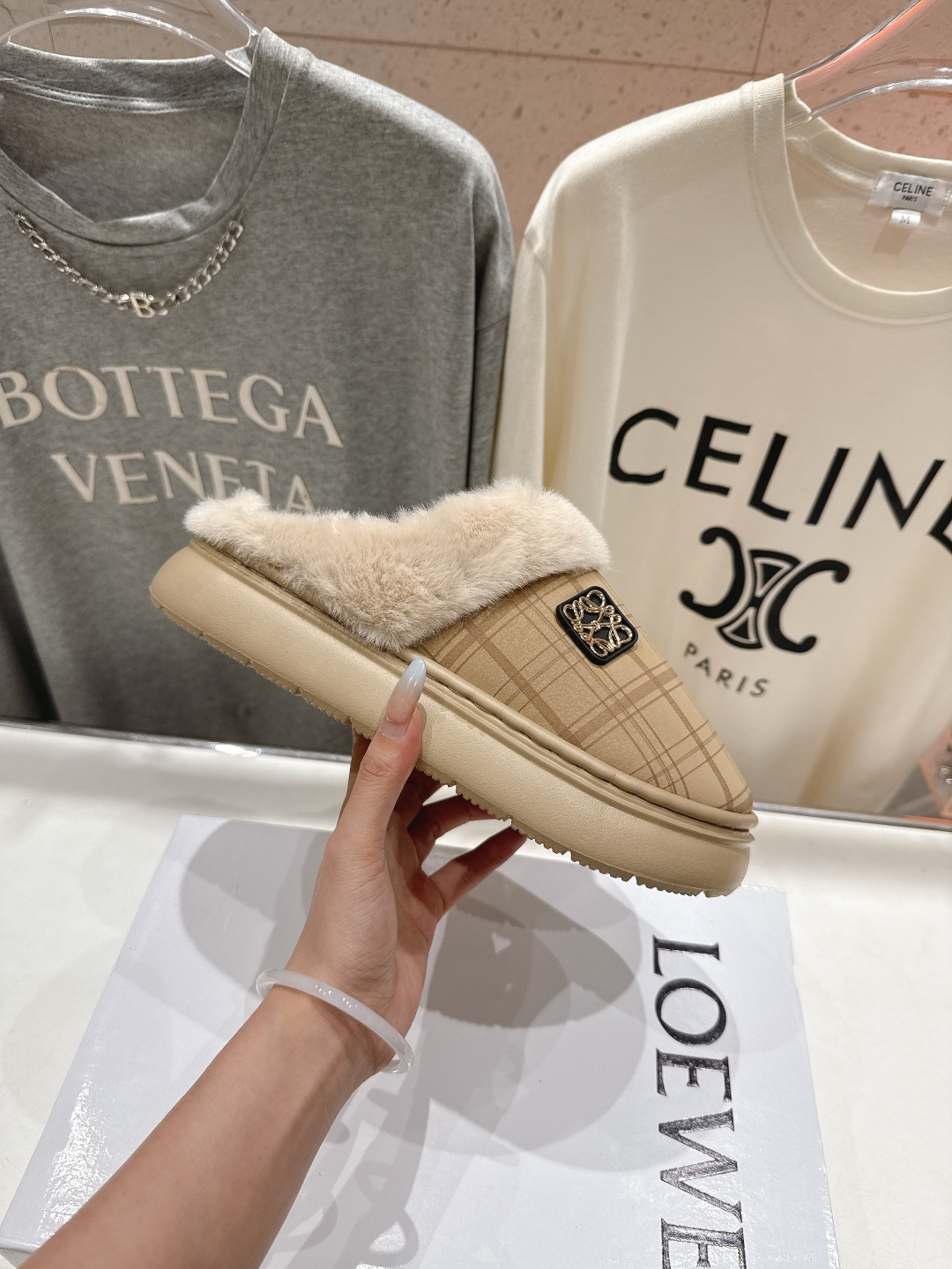 高版本出厂 Loewe/罗意威F036 2025ss秋冬火爆新款 超有辨识度的可爱毛毛拖鞋，简约的时尚设