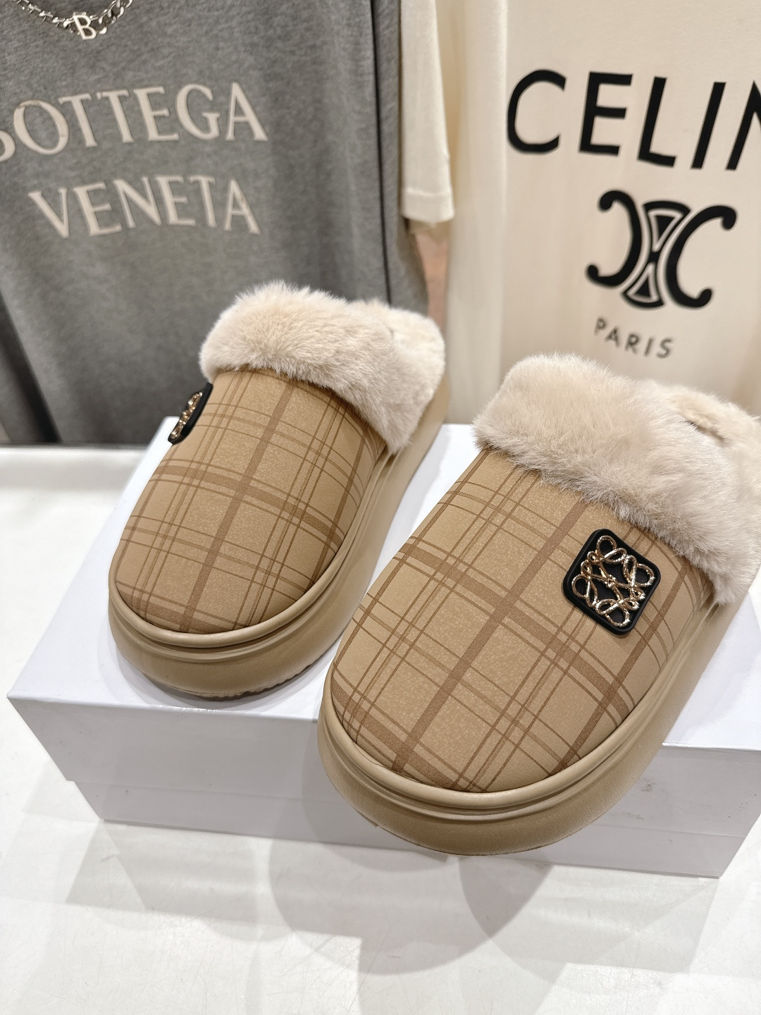 高版本出厂 Loewe/罗意威F036 2025ss秋冬火爆新款 超有辨识度的可爱毛毛拖鞋，简约的时尚设