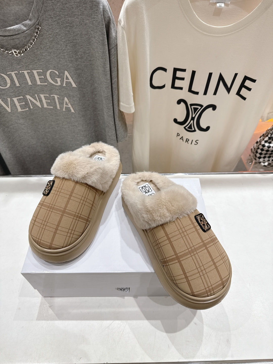 高版本出厂 Loewe/罗意威F036 2025ss秋冬火爆新款 超有辨识度的可爱毛毛拖鞋，简约的时尚设