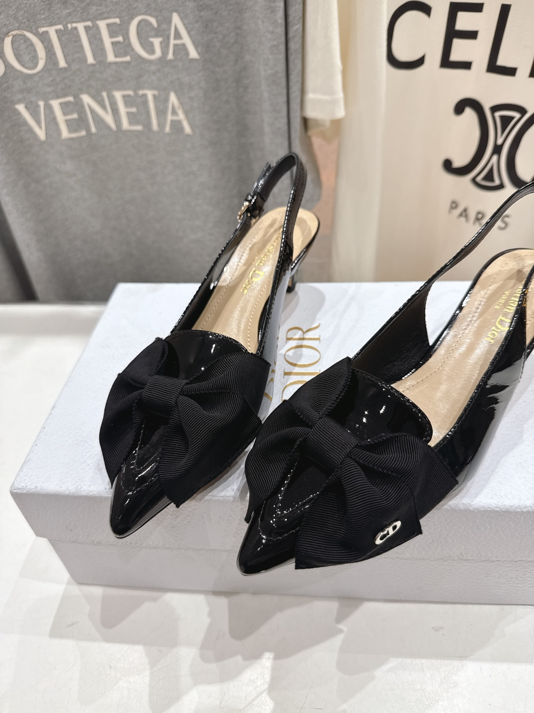 高版本出厂 DIOR*迪奥D家F031 2026ss早春时装周走秀新款蝴蝶结仙女风尖头高跟鞋凉鞋时装鞋！