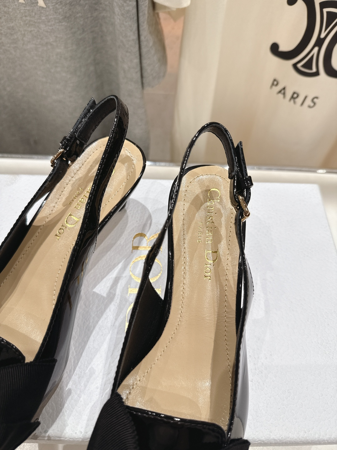 高版本出厂 DIOR*迪奥D家F031 2026ss早春时装周走秀新款蝴蝶结仙女风尖头高跟鞋凉鞋时装鞋！