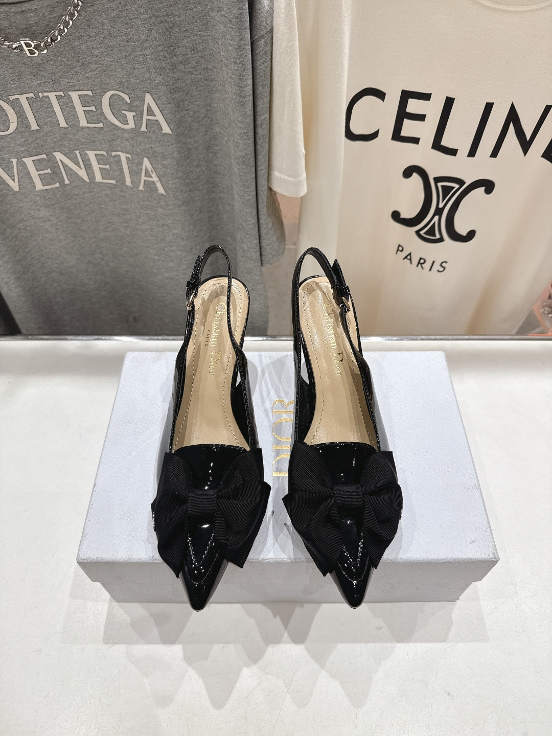 NO:577002,High version DIOR*Dior D Home F031 2026ss early spring fashion week catwalk new bow fairy style pointed toe high heels sandals fashion shoes!  Top version~ Super beautiful ankle buckle, super fairy pointed toe design, huge elongated legs, simple yet sweet design, imported cowhide for the upper, imported sheepskin lining, outsole, genuine leather outsole imported from Italy, heel height 8.5cm, size 35-40 (40.41.42 customized), high heels sandals, dior, dior, dior, sandals, high heels, cowhide, sheepskin, Leather soles19860909高版本  DIOR*迪奥D家F031 2026ss早春时装周走秀新款蝴蝶结仙女风尖头高跟鞋凉鞋时装鞋！顶级版本～ 超美的脚踝扣上脚超仙儿尖头设计巨拉长腿型 设计简约又不失甜美 鞋面进口牛皮 内里进口羊皮 大底意大利进口真皮大底 跟高8.5cm 码数35-40（40.41.42定做）,高跟鞋凉鞋,dior,dior,dior,sandals,high heels,cowhide,sheepskin,Leather soles,Women's Shoes