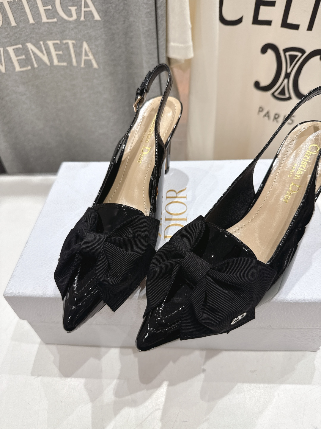 高版本出厂 DIOR*迪奥D家F031 2026ss早春时装周走秀新款蝴蝶结仙女风尖头高跟鞋凉鞋时装鞋！