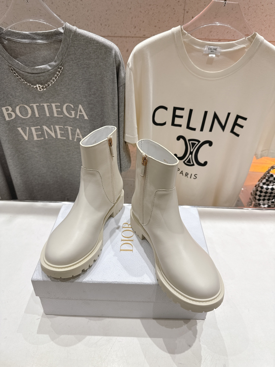 高版本出厂 Dior/迪奥D家F019 2025ss秋冬新品侧拉链平底短靴，经久不衰的马丁靴造型，彰显经